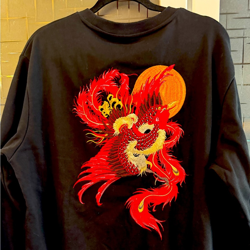 Unisex sweatshirt with embroidered graphic design